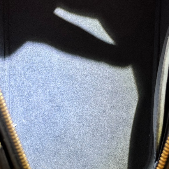 Louis Vuitton Alma Handbag in excellent preowned condition. - Picture 6 of 11